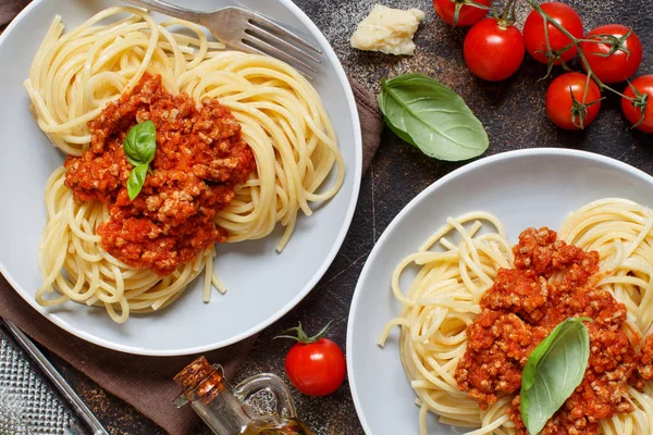 Pasta Espaguetis Con Salsa Boloñesa Una Mesa Oscura Vista Superior —  Fotos de Stock
