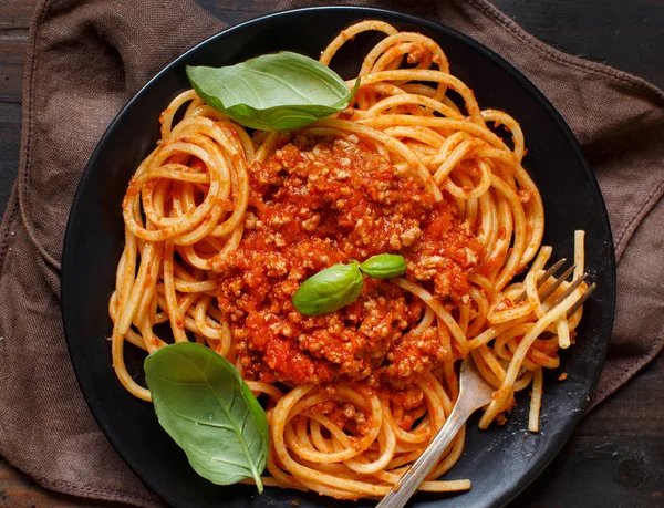 Bir karanlık masa üstü görünümde Bolonez soslu spagetti makarna