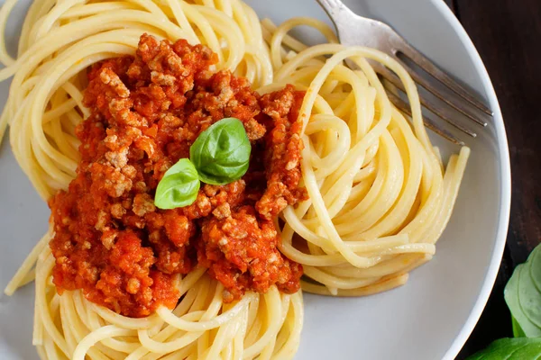 Makaron Spaghetti Sosem Bolognese Widok Ciemny Blat — Zdjęcie stockowe
