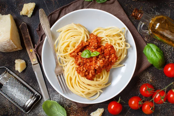 Bir Karanlık Masa Üstü Görünümde Bolonez Soslu Spagetti Makarna — Stok fotoğraf