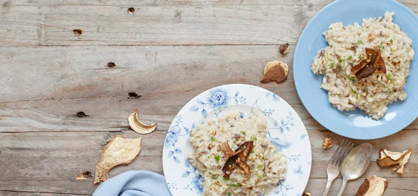 Risotto Met Porcini Paddestoelen Een Blauw Bord Een Houten Tafel — Stockfoto