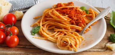 Bir çatal ile Bolonez soslu spagetti makarna yakın çekim