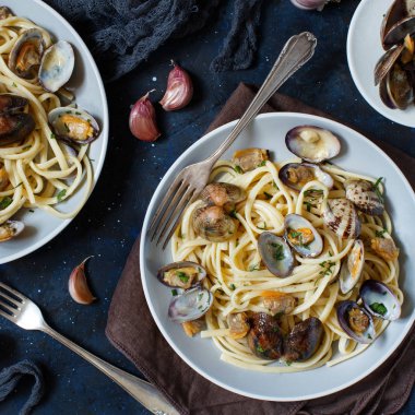 Linguini istiridye üstten görünüm - geleneksel İtalyan Deniz ürünleri makarna ile