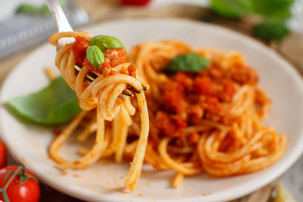 Massa Espaguete Com Molho Bolonhesa Com Garfo Perto — Fotografia de Stock