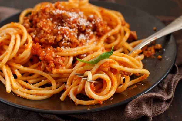 Makaron Spaghetti Sosem Bolognese Stół Ciemny Bliska — Zdjęcie stockowe