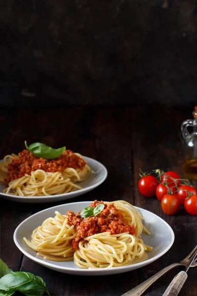 Макарони Спагетті Соусом Болоньєзе Темному Столі Крупним Планом — стокове фото