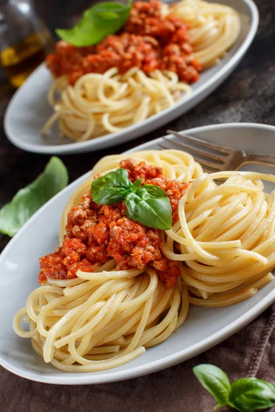 Makaron Spaghetti Sosem Bolognese Stół Ciemny Bliska — Zdjęcie stockowe