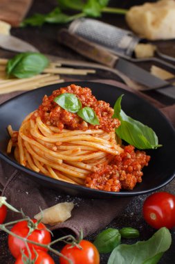 Bir çatal ile Bolonez soslu spagetti makarna yakın çekim