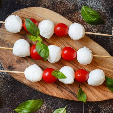 Domates, fesleğen ve zeytin yağı - caprese şiş ile İtalyan peynir mozzarella