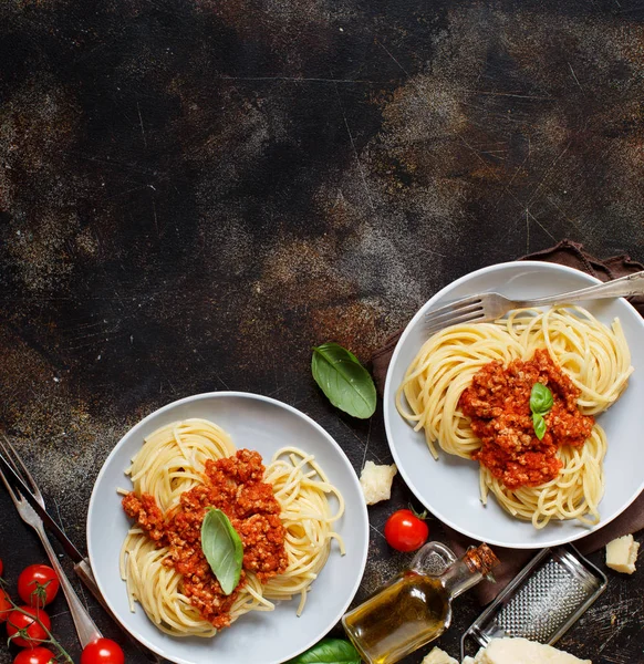 Bir Karanlık Masa Üstü Görünümde Bolonez Soslu Spagetti Makarna — Stok fotoğraf