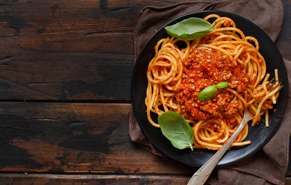 Pasta Espaguetis Con Salsa Boloñesa Una Mesa Oscura Vista Superior —  Fotos de Stock