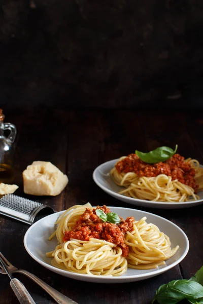 Bir Çatal Ile Bolonez Soslu Spagetti Makarna Yakın Çekim — Stok fotoğraf