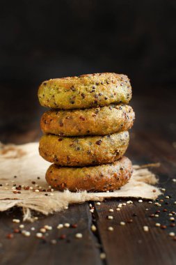 Fried vejetaryen brokoli ve quinoa Burger ahşap bir masa üzerinde ana sayfa görünümü