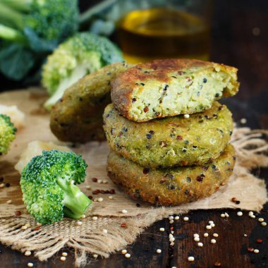 Fried vejetaryen brokoli ve quinoa Burger ahşap bir masa üzerinde ana sayfa görünümü