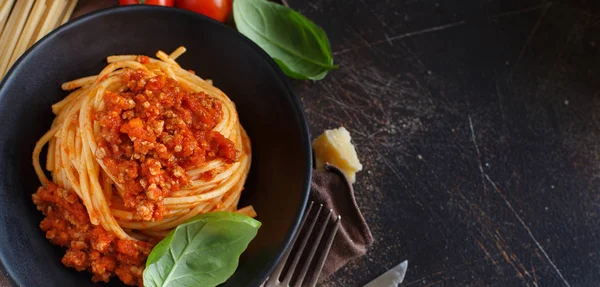 Pasta Espaguetis Con Salsa Boloñesa Una Mesa Oscura Vista Superior —  Fotos de Stock