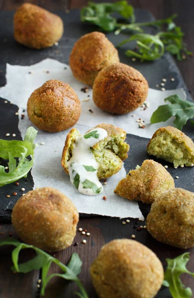 Falafel Vegetariano Fritto Con Broccoli Tavolo Legno Vicino — Foto Stock