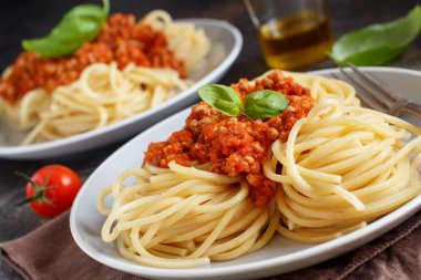 Bir çatal ile Bolonez soslu spagetti makarna yakın çekim