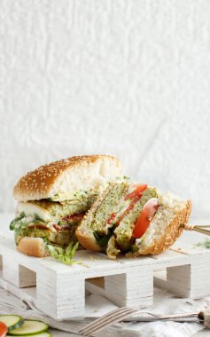 Sağlıklı vejetaryen burger brokoli burger, roka, kabak ve domates