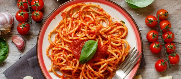 Pasta Espaguetis Con Salsa Tomate Albahaca Queso Sobre Una Mesa —  Fotos de Stock