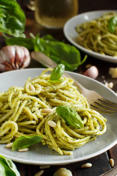 Spaghetti Mit Pesto Sauce Basilikum Pinienkernen Und Parmesan Aus Nächster — Stockfoto