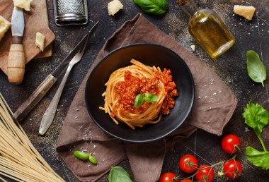 Bir karanlık masa üstü görünümde Bolonez soslu spagetti makarna