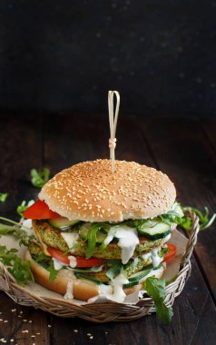 Sağlıklı vejetaryen burger brokoli burger, roka, kabak ve domates