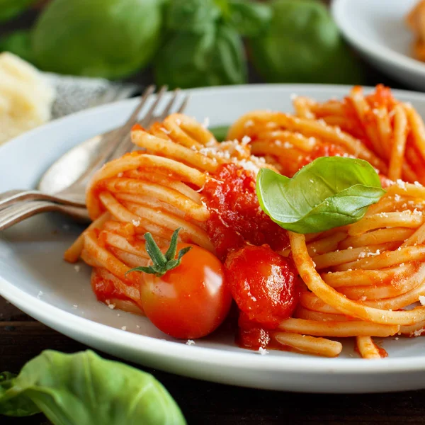 Massa Espaguete Com Molho Tomate Manjericão Queijo Uma Mesa Madeira — Fotografia de Stock