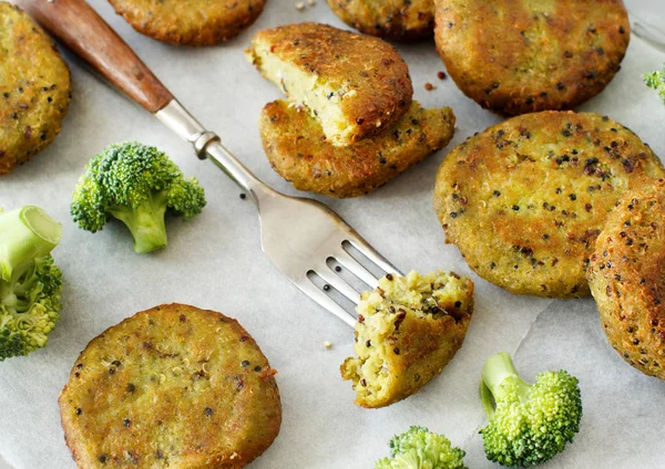 Broccoli Vegetariani Fritti Hamburger Quinoa Tavolo Legno — Foto Stock