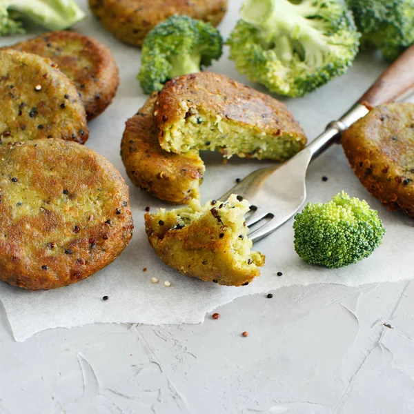 Gebratener Vegetarischer Brokkoli Und Quinoa Burger Auf Einer Holztischplatte — Stockfoto