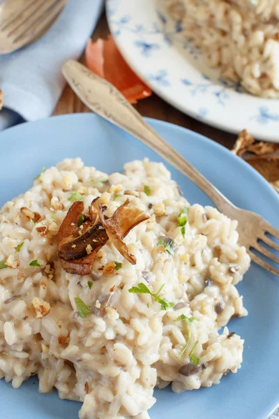 Risotto Mit Steinpilzen Auf Einem Blauen Teller Auf Einem Holztisch — Stockfoto