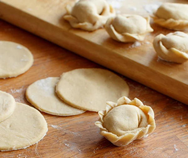 Készítése Pelmenit Ravioli Darált Hús Galuskával Közelről — Stock Fotó