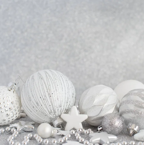 Silberner Weihnachtsschmuck Auf Silbernem Hintergrund Nahaufnahme — Stockfoto
