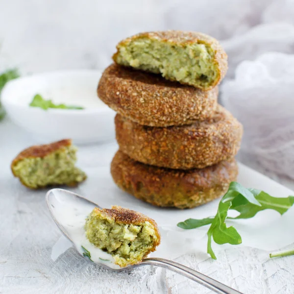 Gebratene Vegetarische Brokkoli Burger Auf Einem Holztisch Großaufnahme — Stockfoto