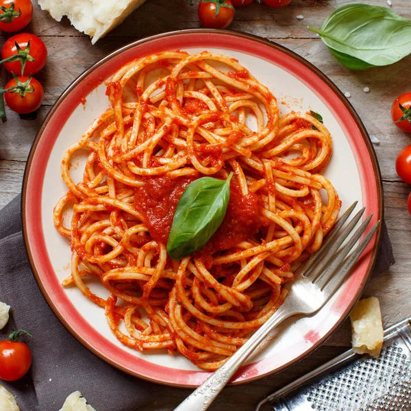 Pasta Espaguetis Con Salsa Tomate Albahaca Queso Sobre Una Mesa —  Fotos de Stock