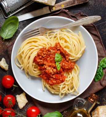 Bir karanlık masa üstü görünümde Bolonez soslu spagetti makarna