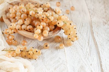 Olgun beyaz üzümü meyve bir kase içinde yakın çekim