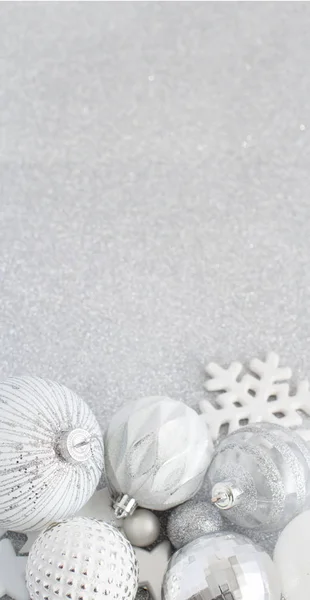 Ezüst Karácsonyi Díszek Egy Ezüst Asztal Közelről — Stock Fotó
