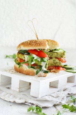 Sağlıklı vejetaryen burger brokoli burger, roka, kabak ve domates