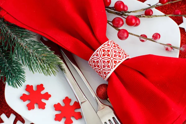 Vörös Fehér Karácsonyi Asztal Környezetben Karácsonyi Díszek — Stock Fotó