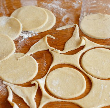 Kesme hamur köfte için küçük daire içine yakın çekim