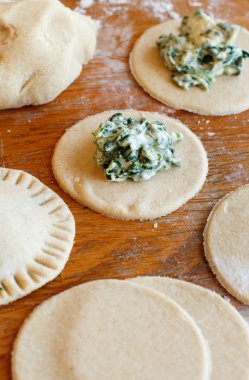 Ricotta peyniri ve ıspanak ile mantı ahşap bir gemide yapma