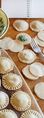 Ricotta peyniri ve ıspanak ile mantı ahşap bir gemide yapma