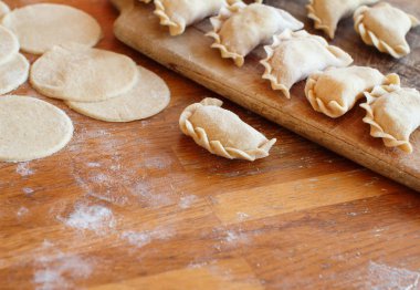 Çiğ et mantı, mantı, mantı bir ahşap tahta üzerinde