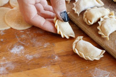 Çiğ et mantı, mantı, mantı bir ahşap tahta üzerinde