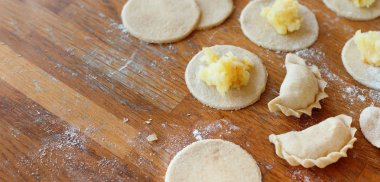Hazırlık vareniki, mantı, köfte patates püresi ile yakın çekim
