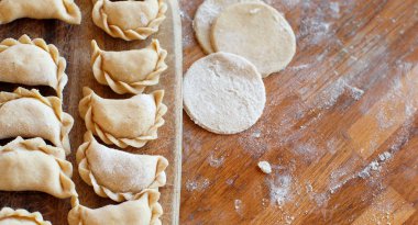 Çiğ et mantı, mantı, mantı üstten görünüm bir ahşap tahta üzerinde