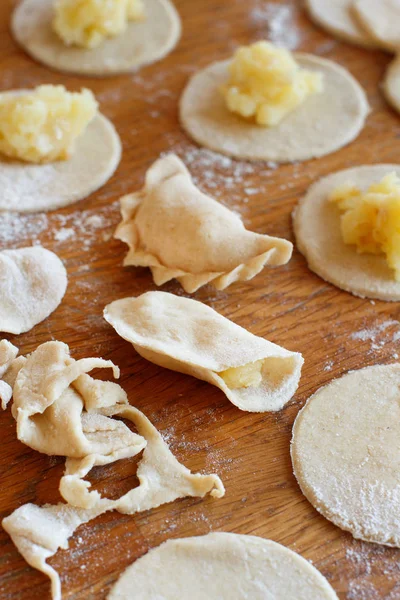 Beredning Niki Ravioli Dumplings Med Potatismos Närbild — Stockfoto