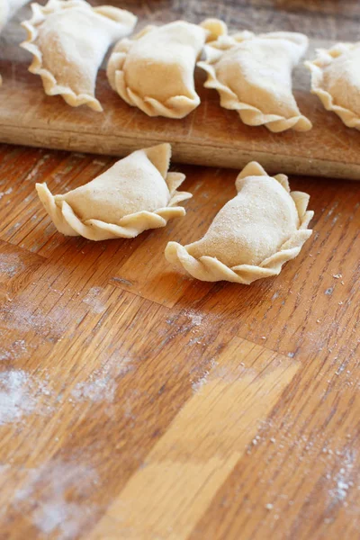 Rohe Fleischpelmeni Ravioli Knödel Auf Einem Holzbrett — Stockfoto