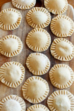 Ricotta peyniri ve ıspanak ile mantı ahşap bir gemide yapma