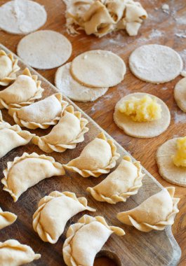 Vareniki patates püresi ile hazırlanması yakın çekim